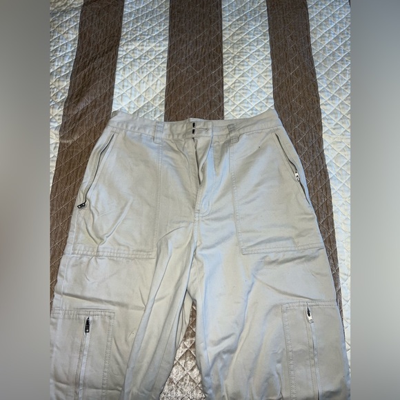 Aritzia TNA size 6 cargo pants - Picture 2 of 3